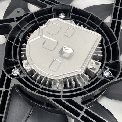 12V-Auto-Kühlkörper Elektro-Kühlventilatoren für BMW G20 eingebaut in Sicherung